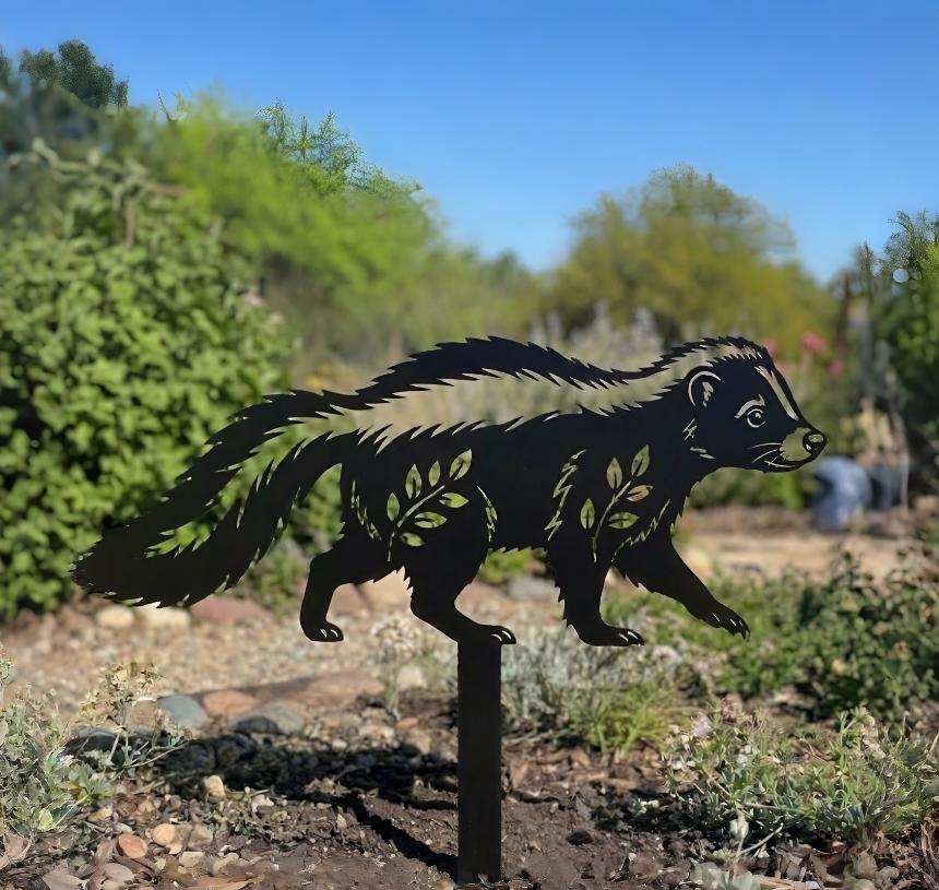 Metal Skunk Garden Stake, Animal Yard Art, Outdoor Lawn Decor, Cute Skunk Silhouette, Garden Sculpture